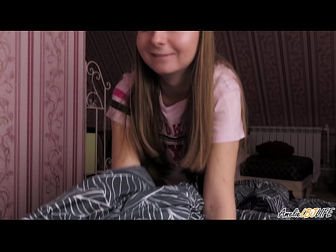 ❤️ Blondie BFF-ya xwe bi kûr dimije û di devê xwe de diqelişe Vîdyoyê seksî li me