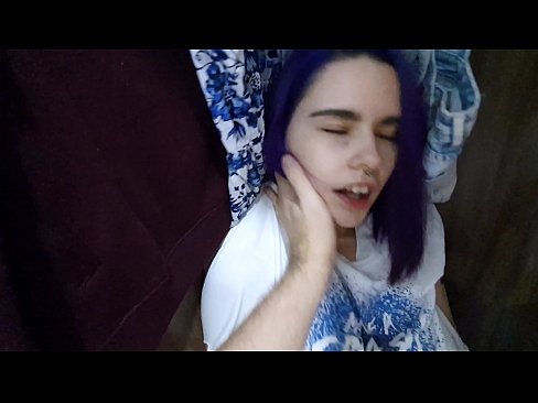 ❤️ Xwişka min di dolabê de dît û alîkariya wê kir Vîdyoyê seksî li me